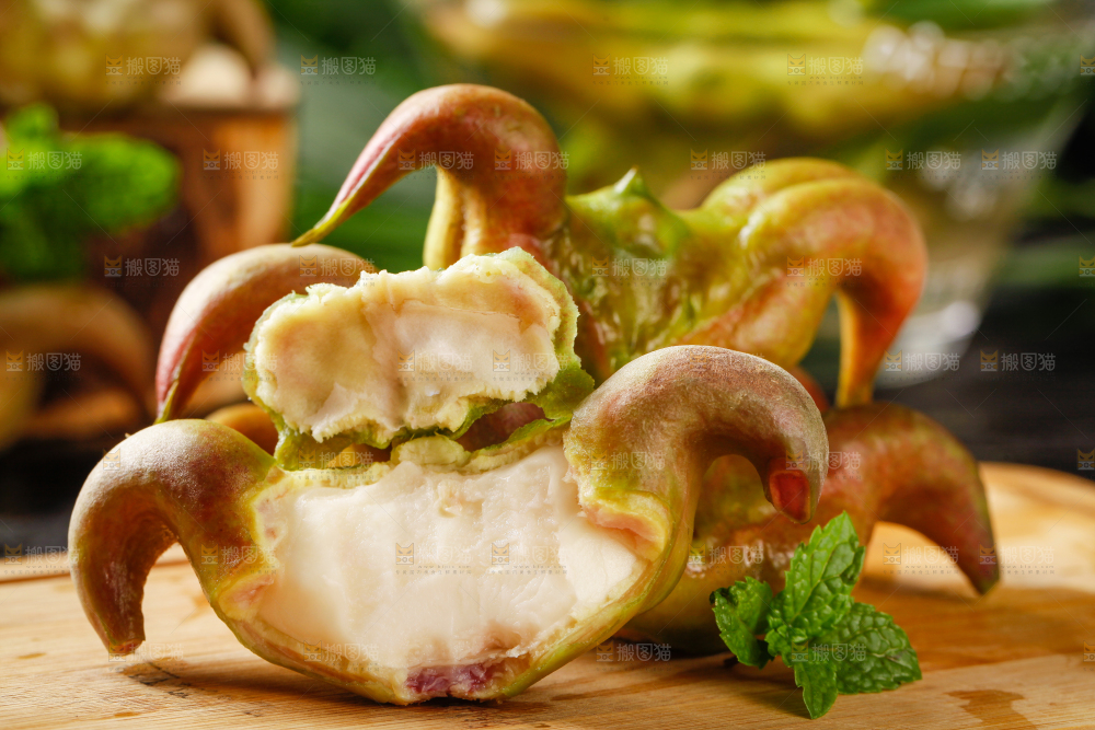 木板上的新鲜菱角