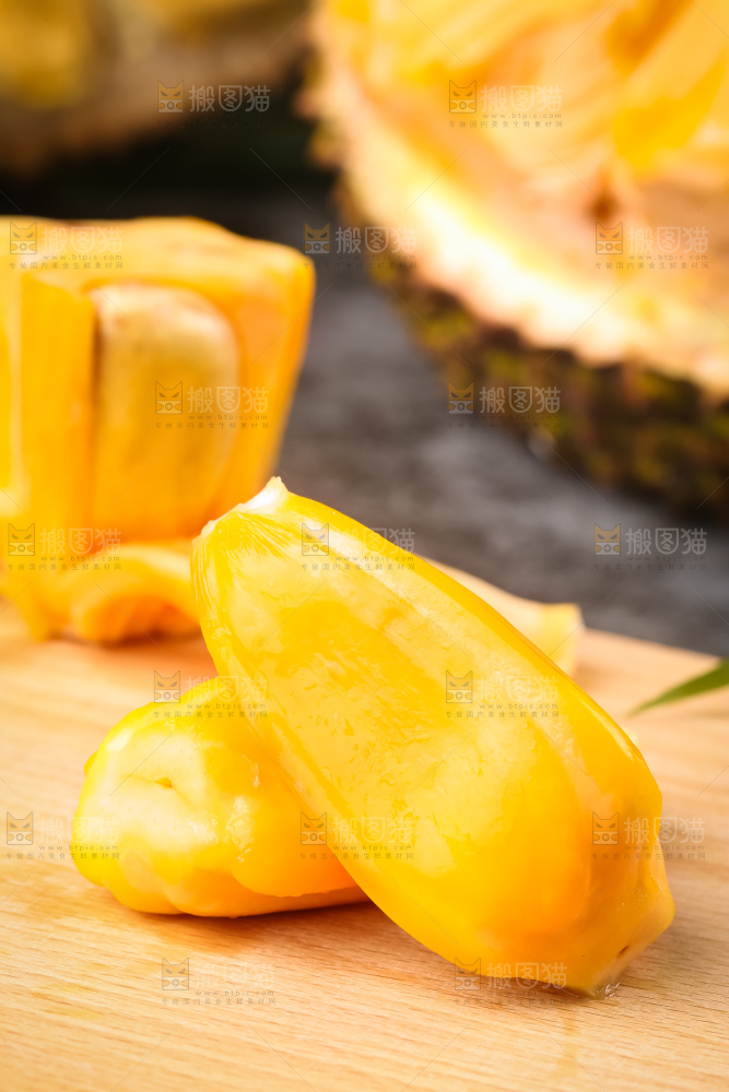 木板上放着红肉菠萝蜜
