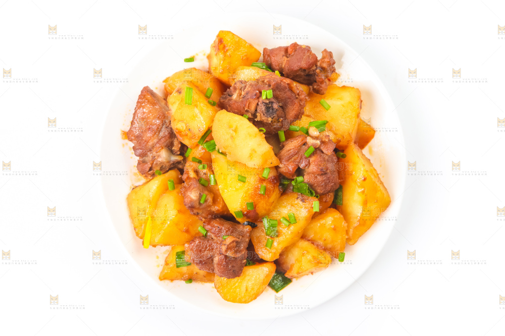 盘子里装着土豆烧肉
