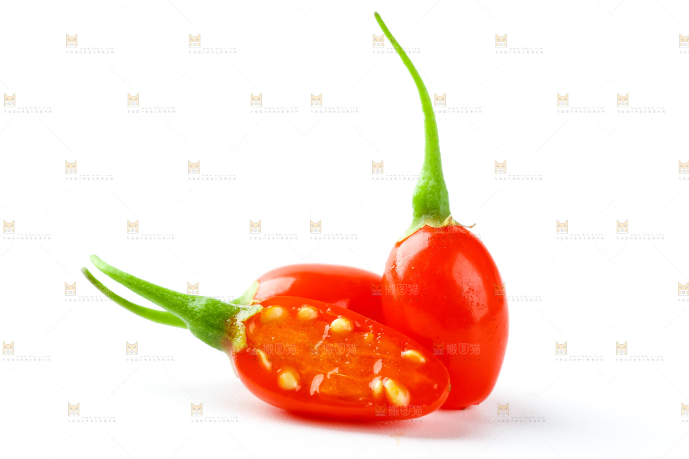 白底上放着枸杞