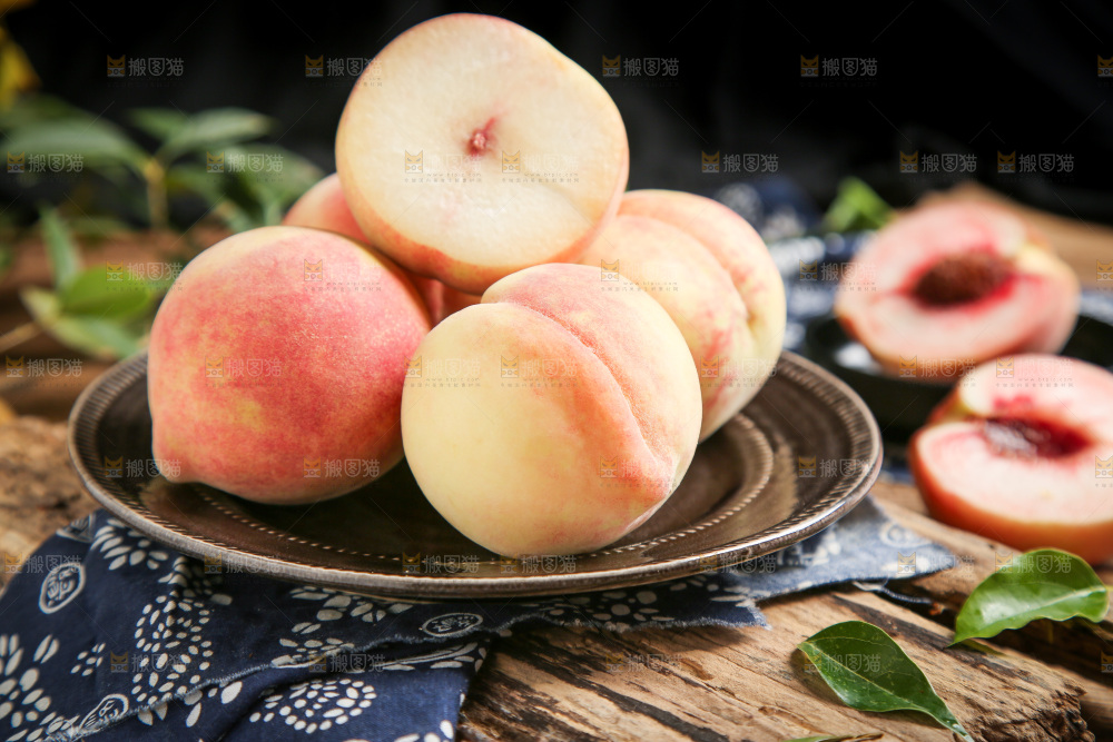 盘子里的毛桃