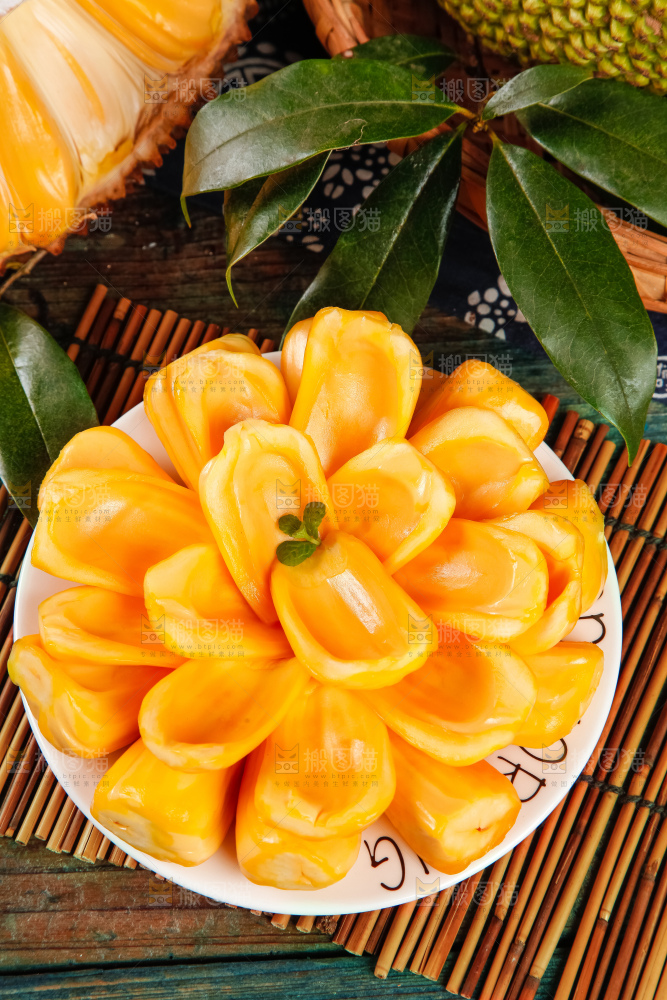 盘子里装红肉菠萝蜜