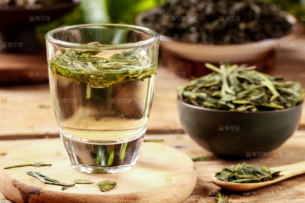 杯子里泡着龙井茶