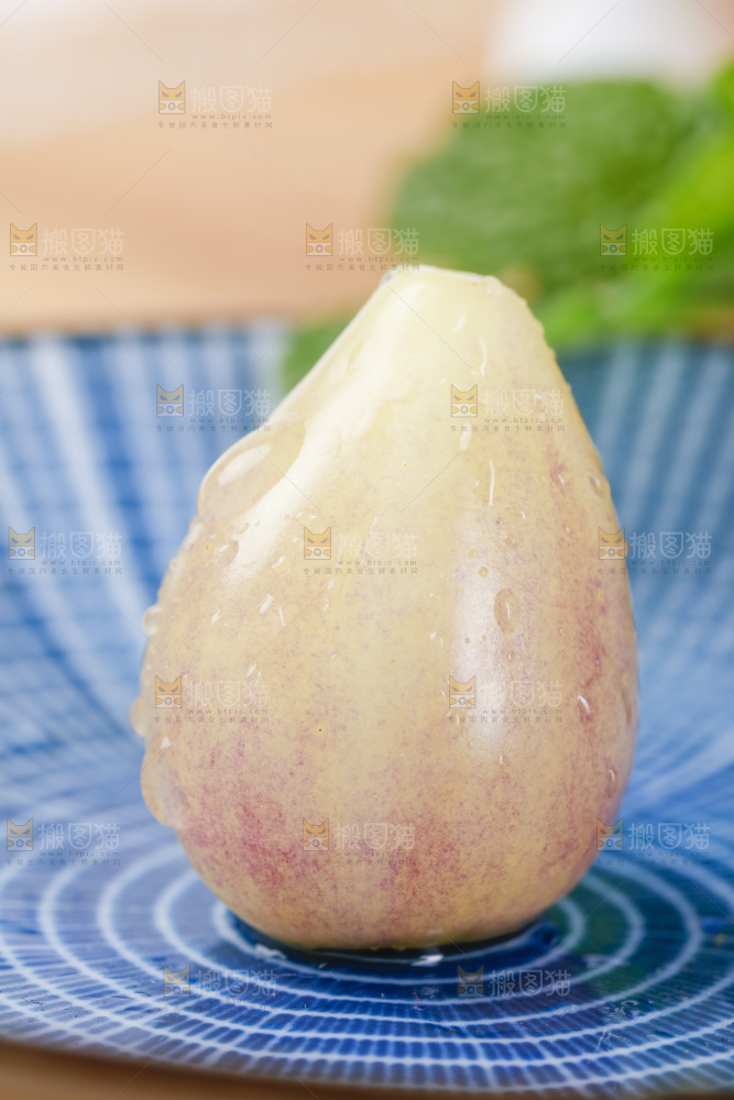 盘子里装着彩色辣椒