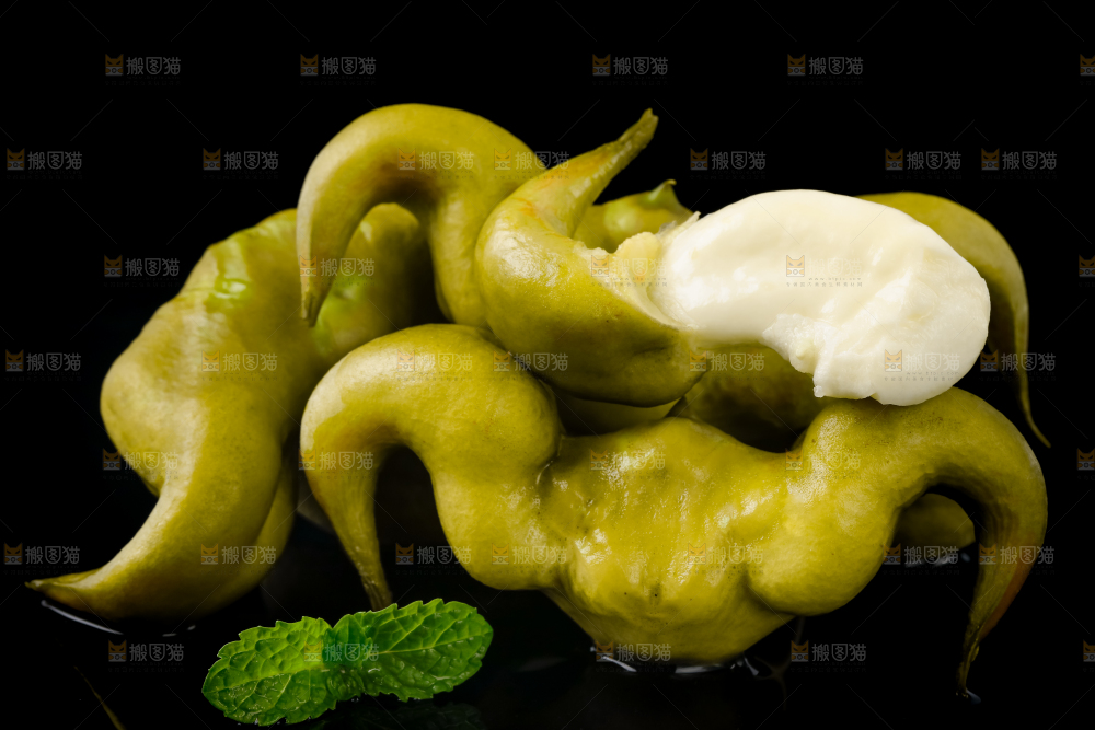 黑底上的菱角