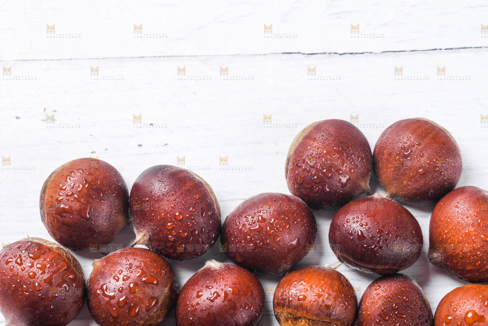 浅底上摆放着生栗子