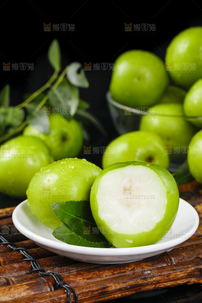 竹底上摆放着台湾牛奶大青枣