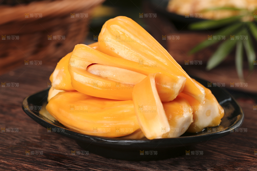 木板上放着红肉菠萝蜜