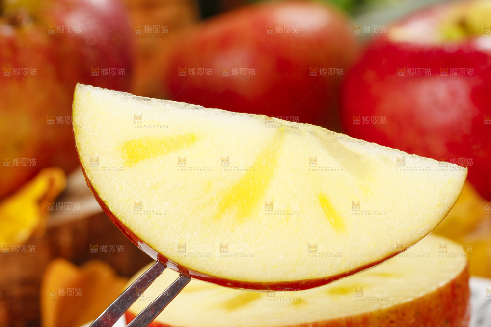 叉子上叉着苹果果肉