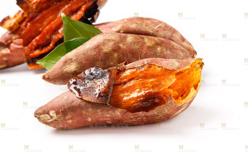 白底上放着烤红薯