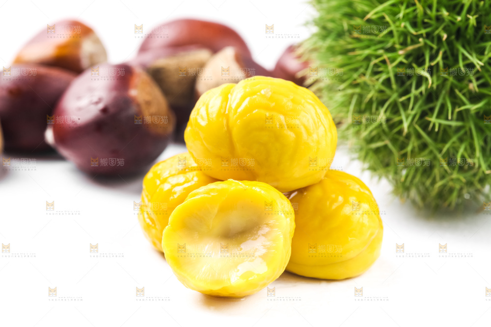 白底上摆放着板栗