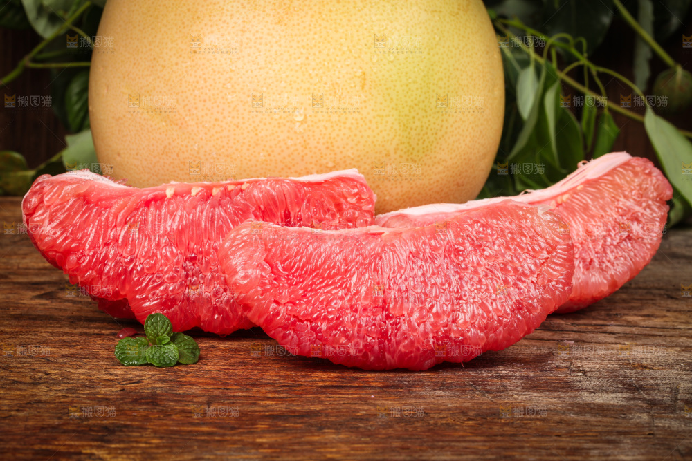 木板上的红柚果肉