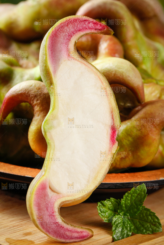 木板上的新鲜菱角
