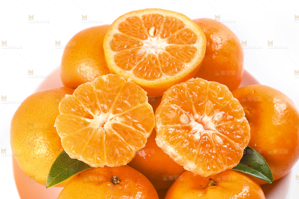 白底上放着椪柑