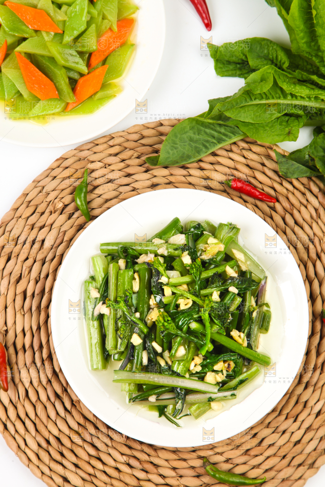 盘子里装着炒菜薹