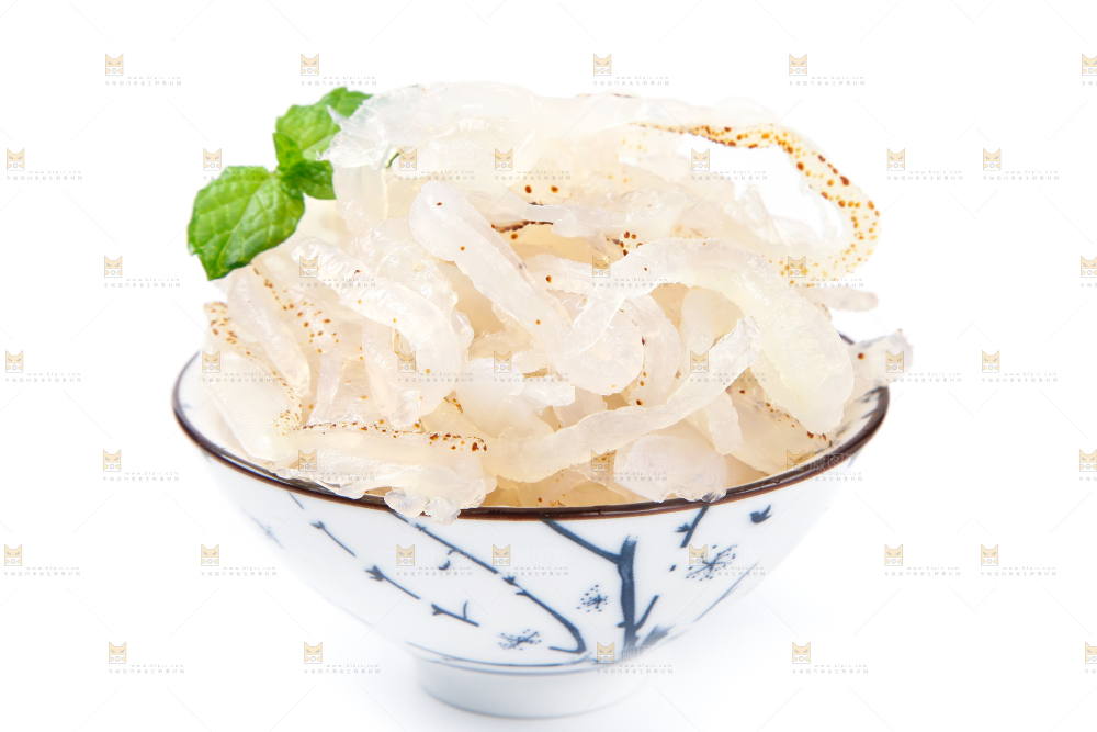 碗里装着海蜇丝