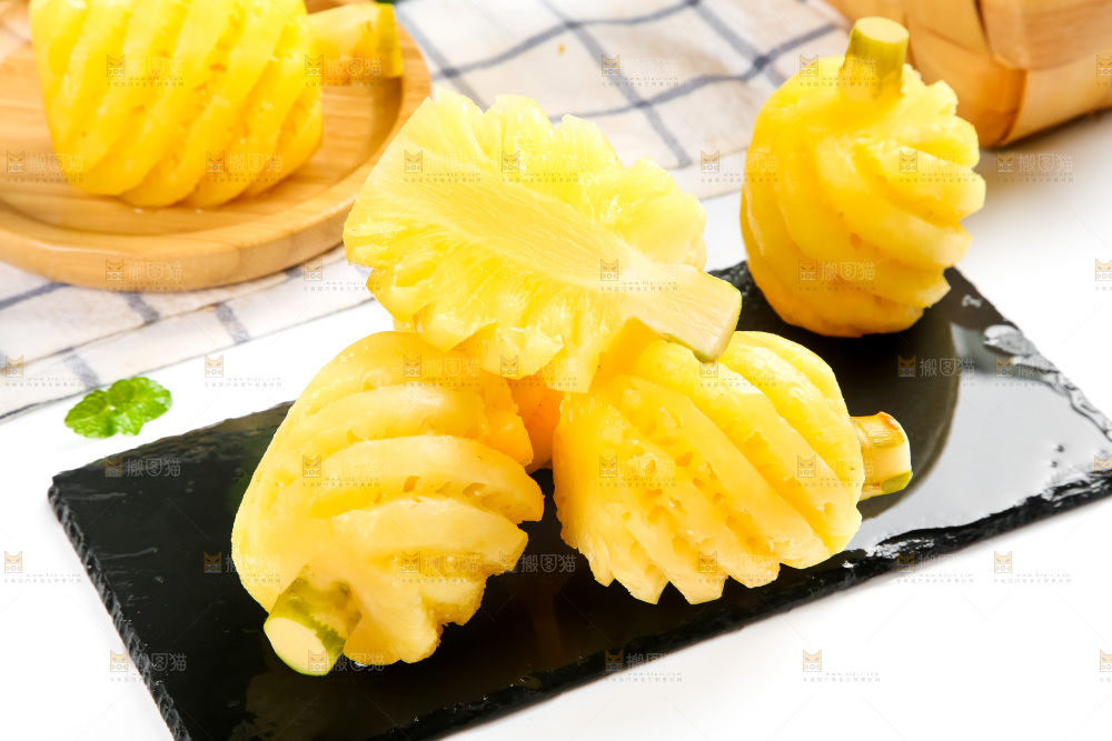 黑石板上放着香水小菠萝