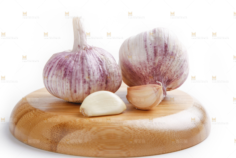 盘子里装着农家大蒜