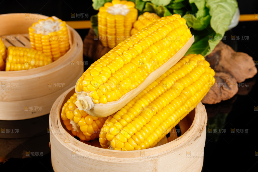 蒸笼里装着玉米棒