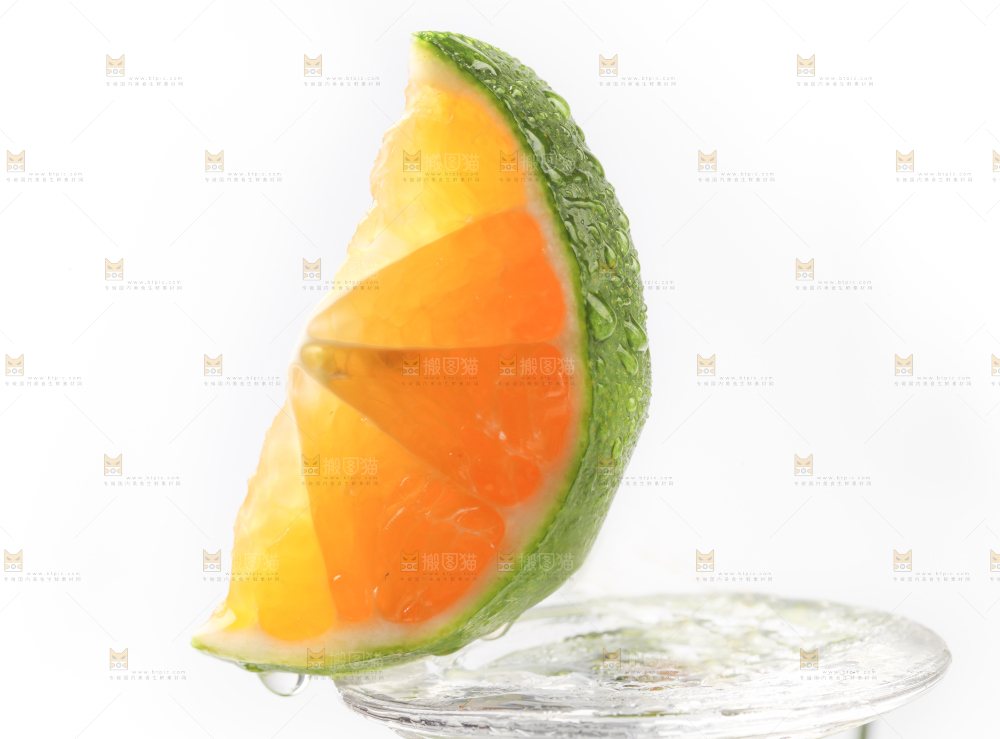 白底上摆放着青皮蜜橘
