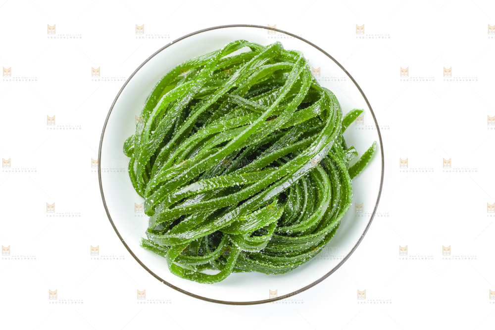 白底上摆放着盐渍海带丝