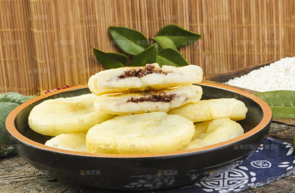 盘子里装红豆夹心糍粑
