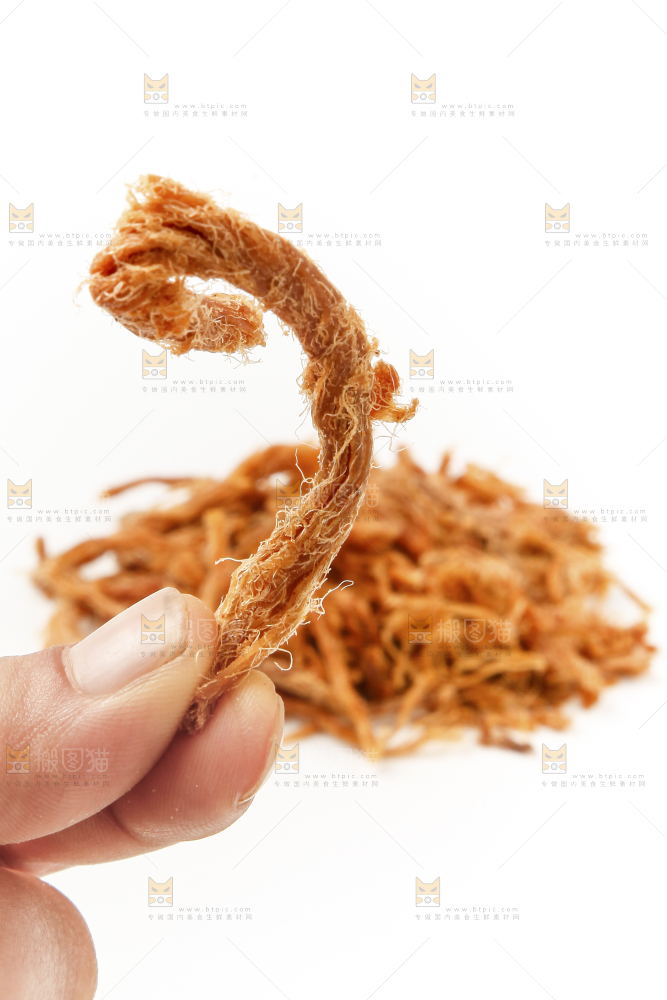 白底上放着猪肉干