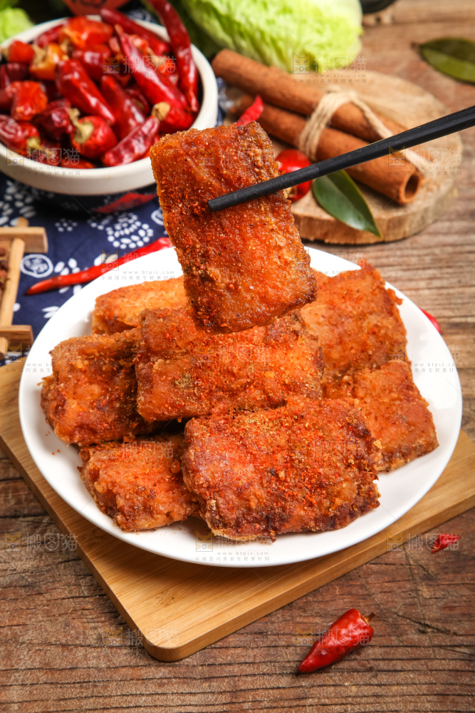 盘子里装着香酥带鱼