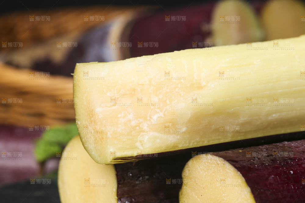 石板上放着广西黑皮甘蔗