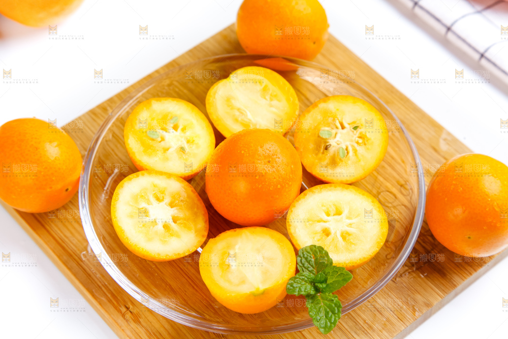 碗里装着黄皮金橘