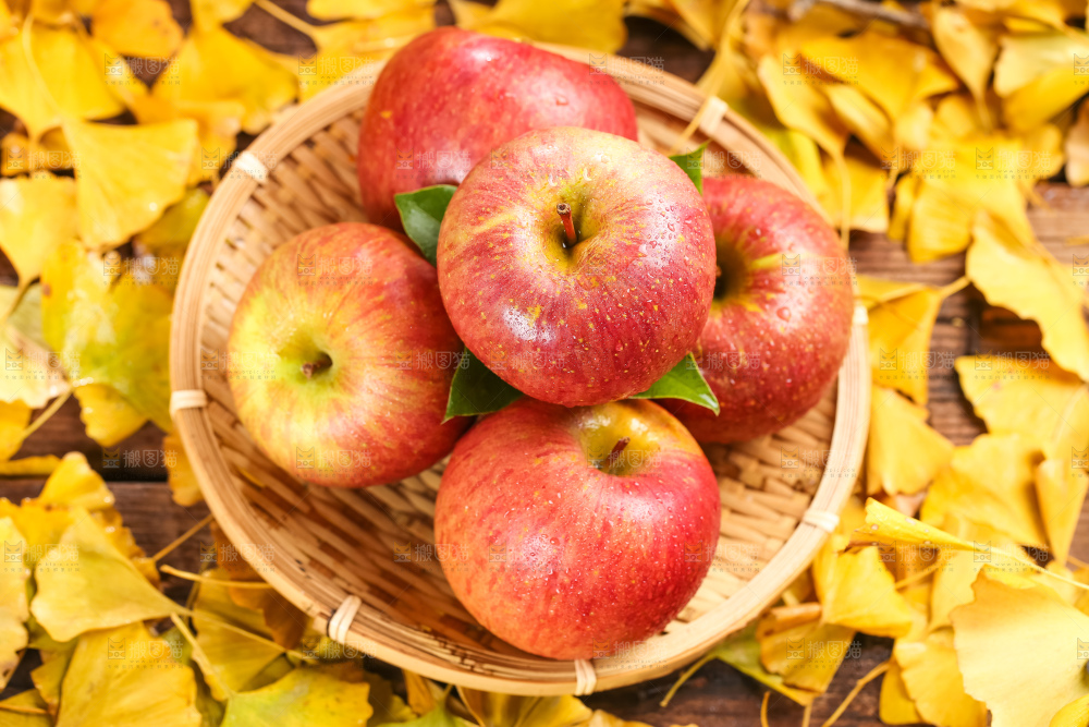 叶子上放着新疆丑苹果