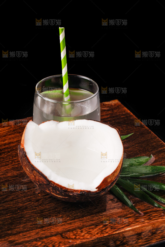 深底上放着海南椰皇