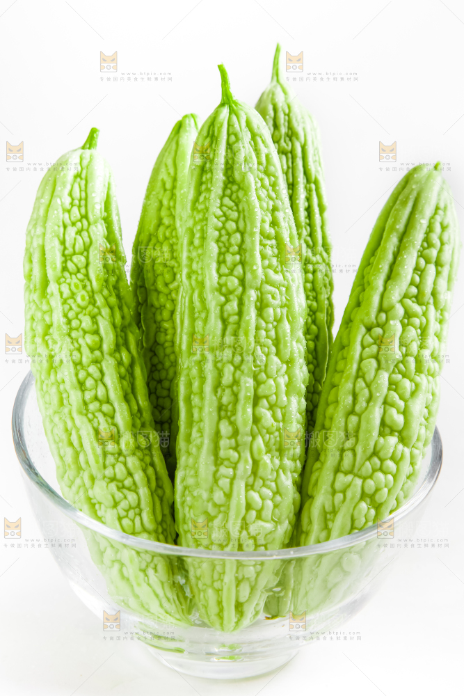 白底上摆放着新鲜苦瓜