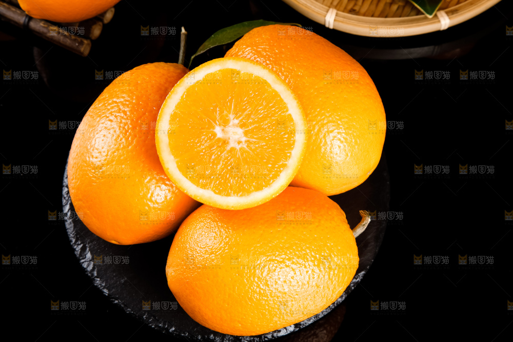 黑石板上的脐橙