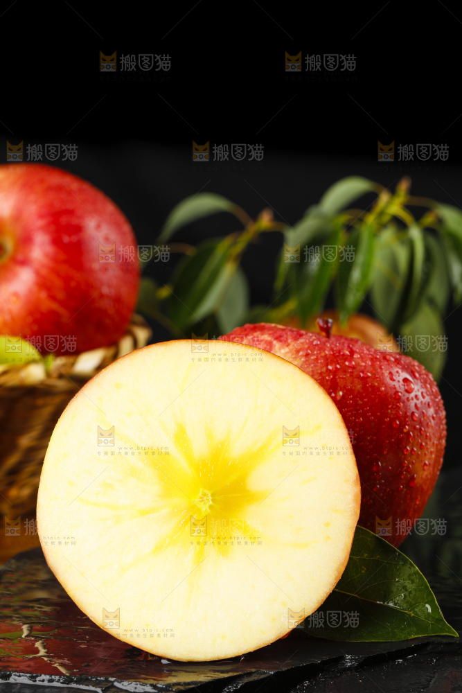 黑石板上的冰糖心苹果