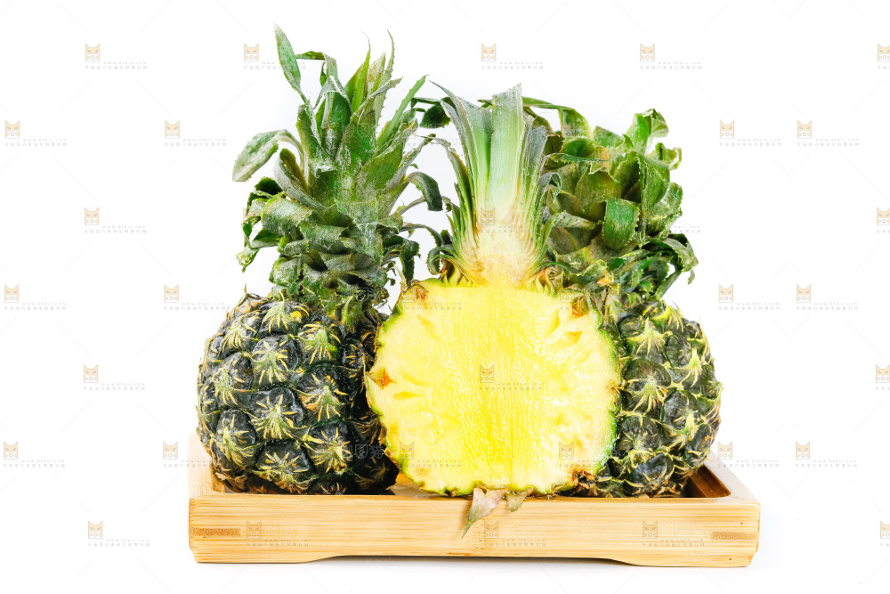 白底上的泰国迷你小菠萝