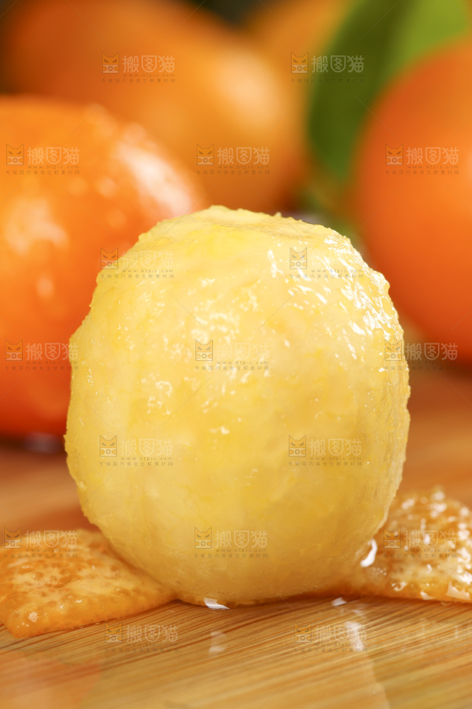 木板上放着广西金钱橘