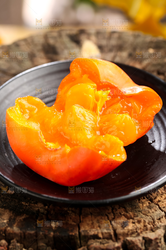 盘子里的黄柿子