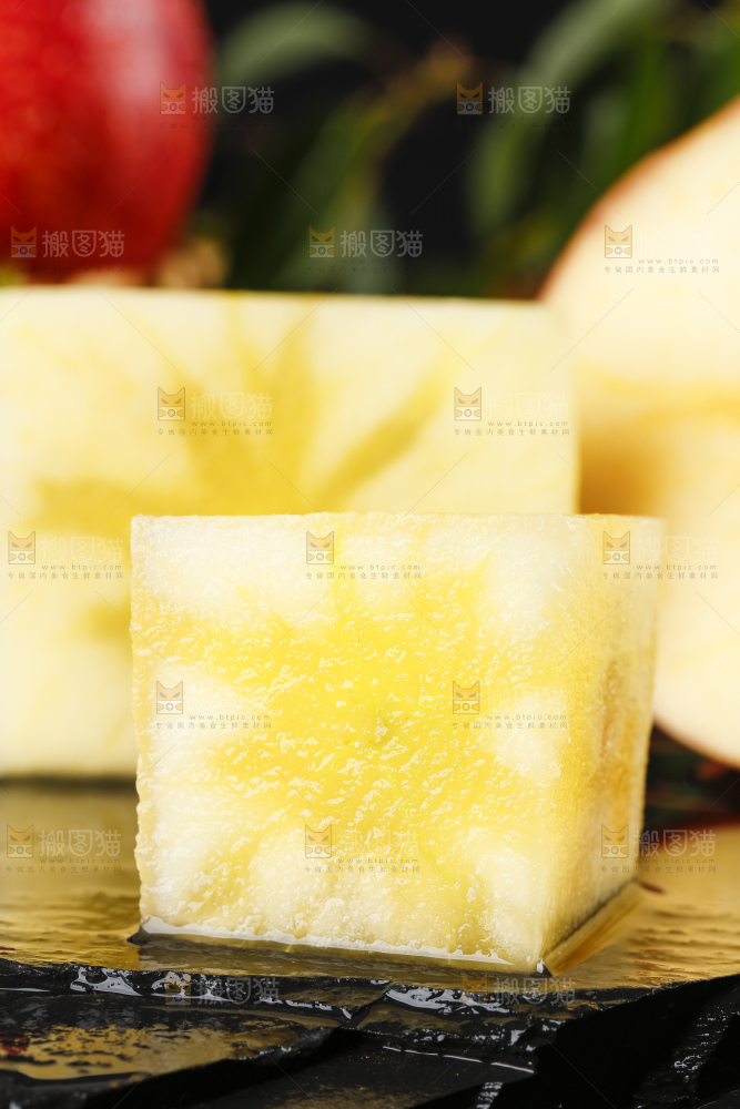 黑石板上的冰糖心苹果