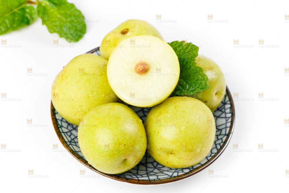 白底上盘子里的冬枣