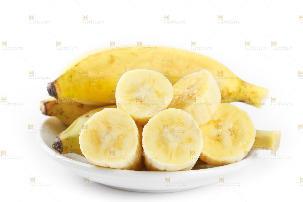 白底上放着切成块的香蕉果肉