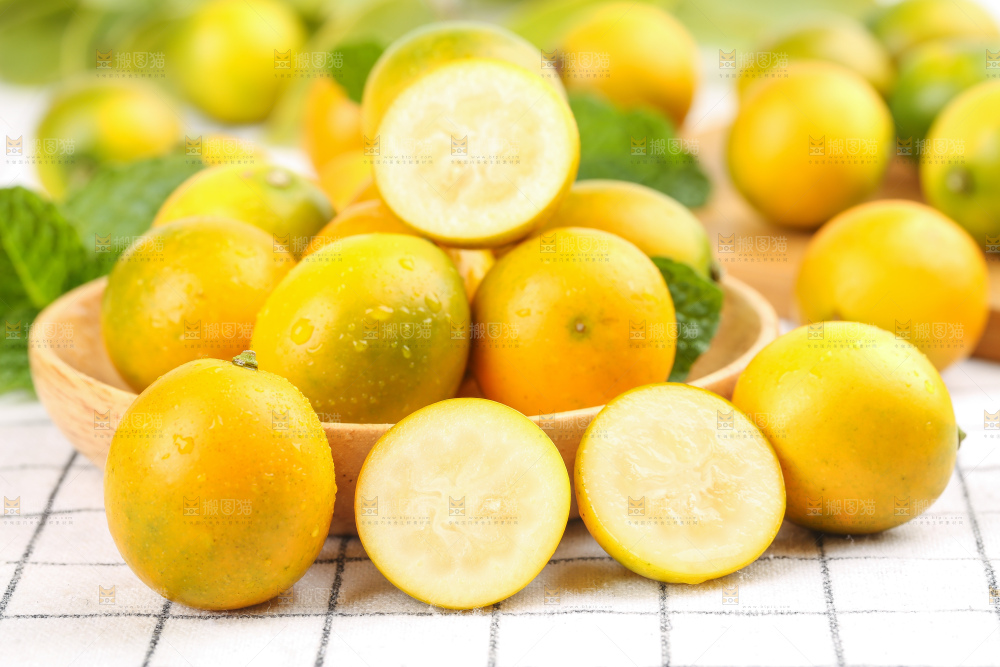 盘子里的小金桔