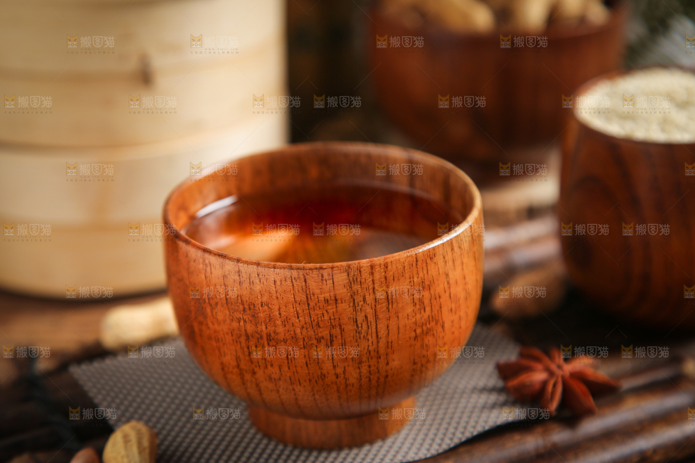 碗里装着食用油