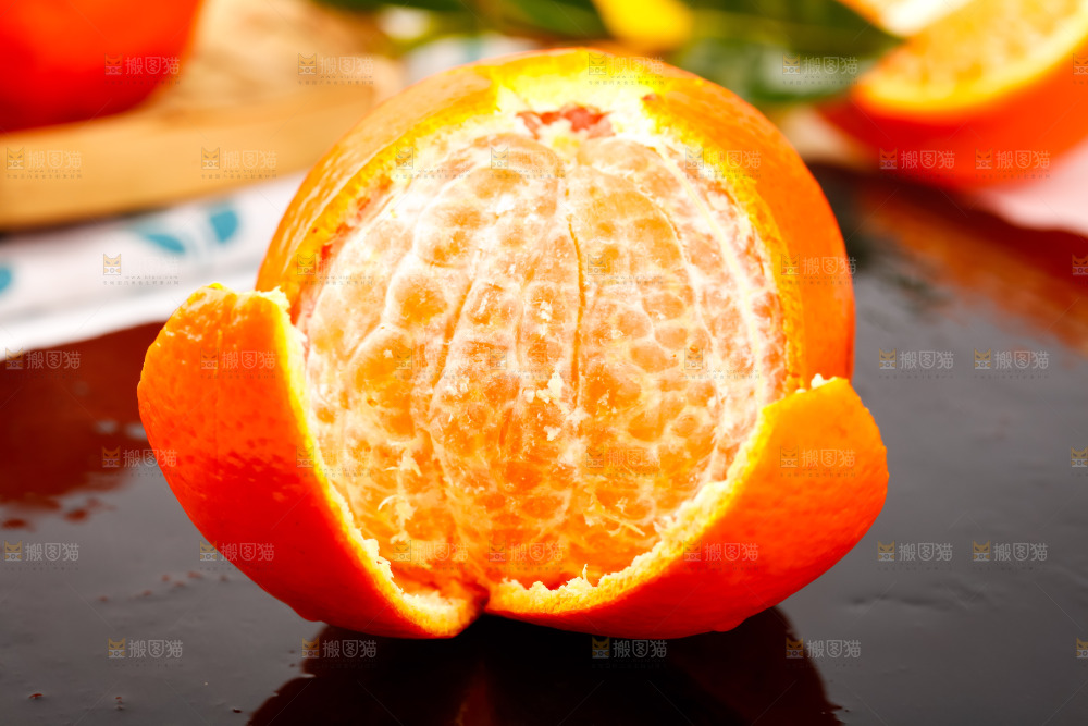 黑石板上的橘柑