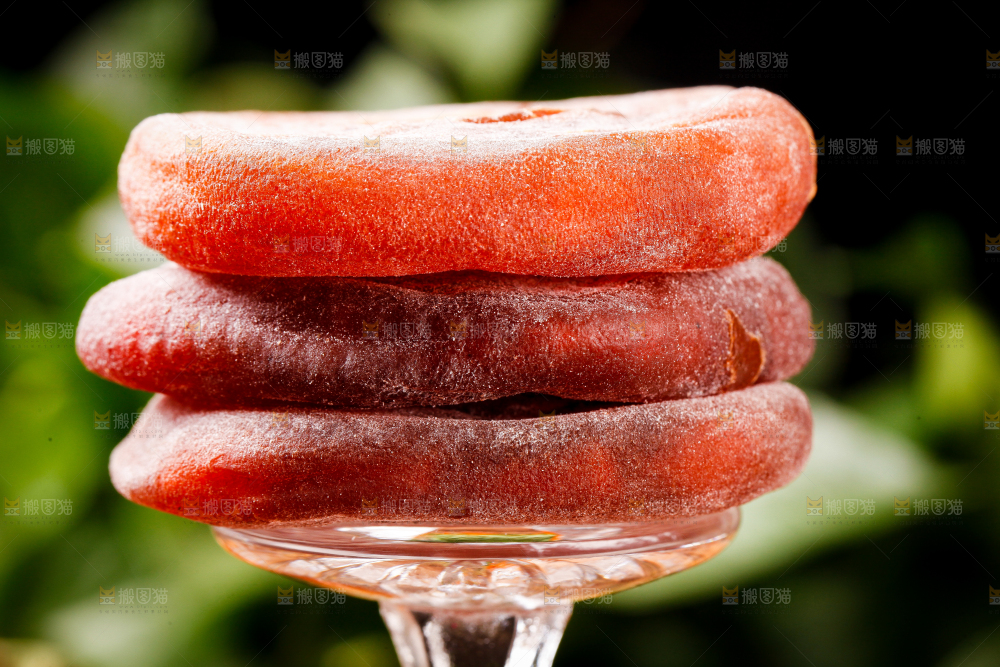 碟子上的霜降柿饼