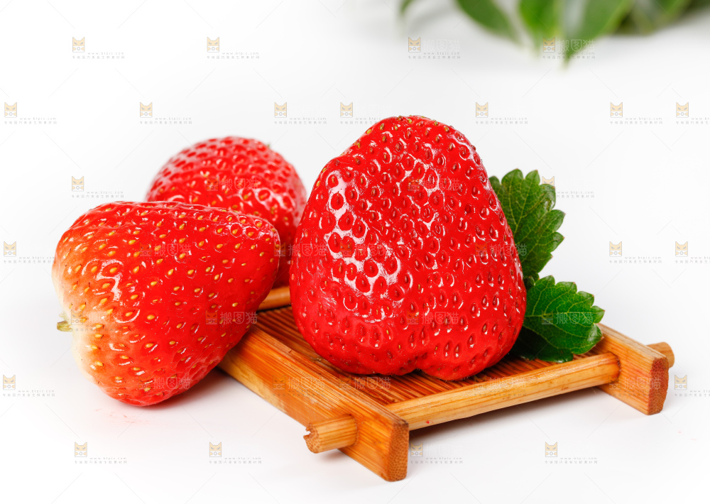 白底上的99牛奶草莓