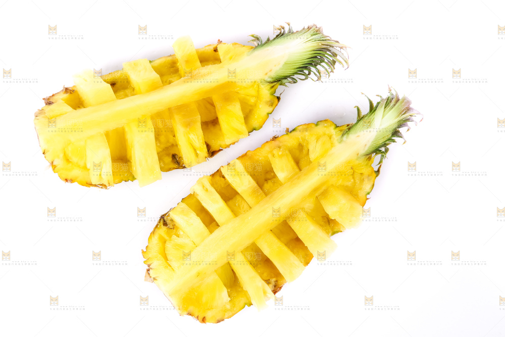 白底上放着菠萝