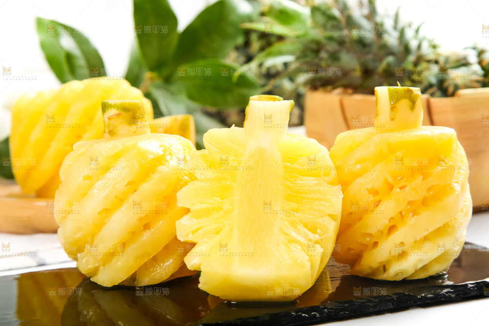 黑石板上放着香水小菠萝