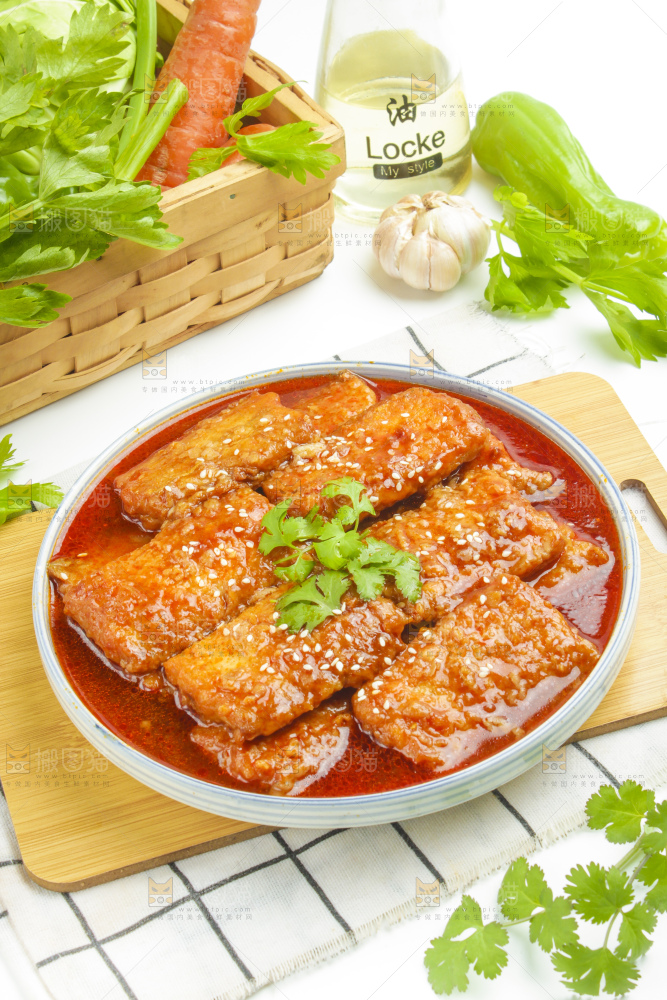 盘子里装着香煎带鱼