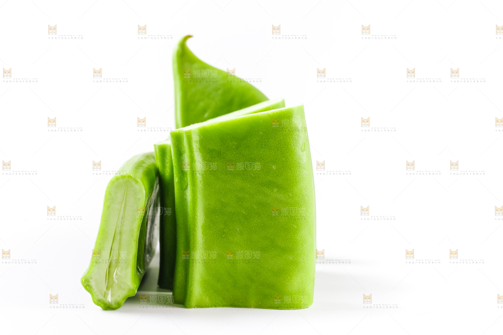 白底上放着刀豆